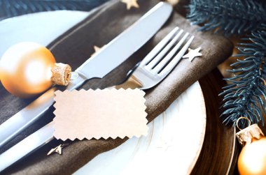 Basit Noel tablo yer ayarını vintage veya rustik tarzı ahşap arka plan üzerinde. Festival tablo Noel ve yeni yıl akşam yemeği için ayarla.