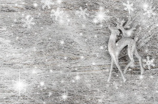 Fondo de Navidad de plata. Ciervos y copos de nieve decorativos . — Foto de Stock