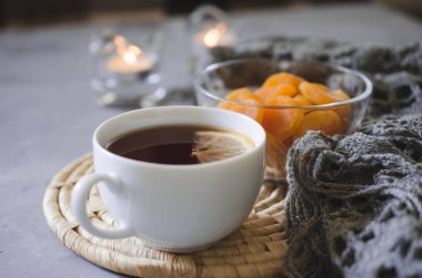Oturma odasının iç kısımlarında hala hayat detayları var. Bir fincan çay ve masada kurutulmuş kayısılar, mumlar ve örgü battaniye. Tembel bir haftasonunda rahat bir sonbahar ya da kış havası .