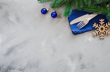 Noel menü yazmak için arka plan. Kış sofra. Noel ağacı, çatal bıçak takımı ve boş kağıt. Üstten görünüm, kopya alanı.