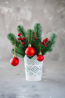 Noel arka plan xmas köknar ile şube ve süslemeleri. Noel tebrik kartpostalı. Kopya alanı.