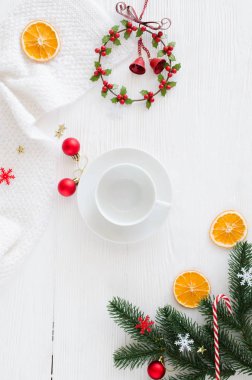 Boş beyaz Kupası ve süslemeleri Noel kompozisyonu