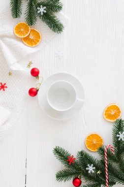 Boş beyaz Kupası ve süslemeleri Noel kompozisyonu