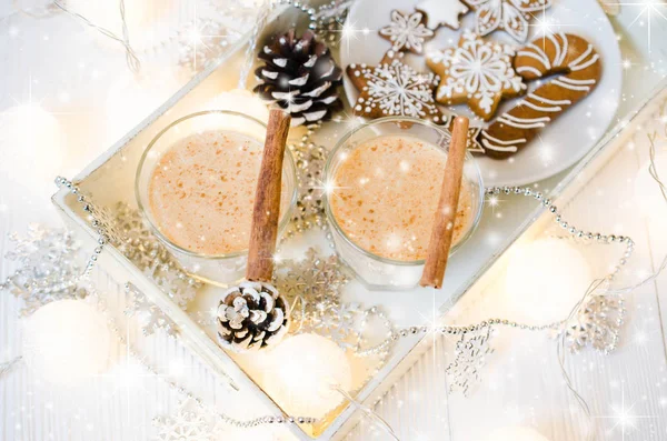 圣诞节传统自制蛋酒和姜饼饼干在白色背景 圣诞牛奶鸡尾酒与香料 选择性对焦 复制空间 — 图库照片