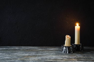 Eski bir ahşap masa üzerinde yanan mum. Karanlık mistik arka plan. Kopya alanı.