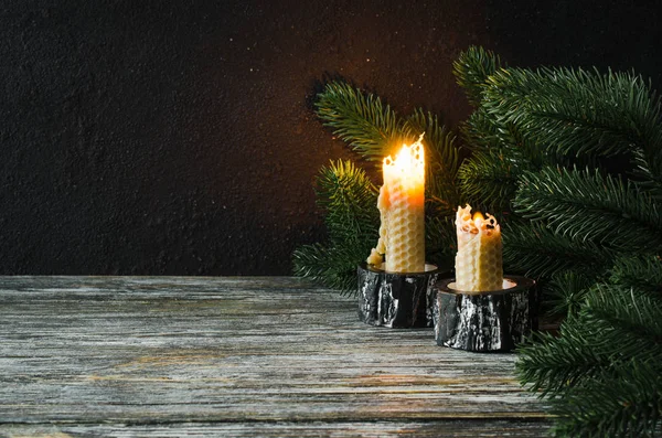 Yanan Mum Köknar Dalı Eski Ahşap Masa Karanlık Noel Arka — Stok fotoğraf