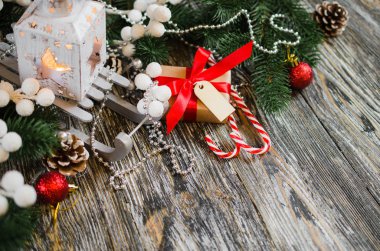 Noel natürmort fenerle, ahşap arka plan üzerinde hediye kutusu ve xmas süslemeleri.