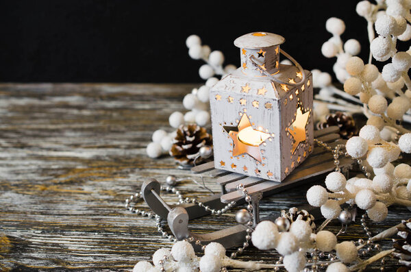 Рождество натюрморт с фонарем, подарочная коробка и рождественские украшения на деревянном фоне
.