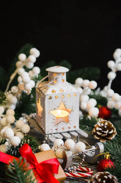 Weihnachtsstillleben Mit Laterne Geschenkbox Und Weihnachtsdekoration Auf Holzgrund — Stockfoto
