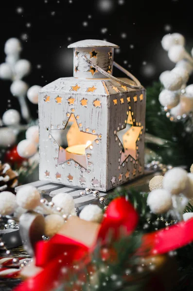 Bodegón Navidad Con Linterna Caja Regalo Decoraciones Navidad Sobre Fondo —  Fotos de Stock