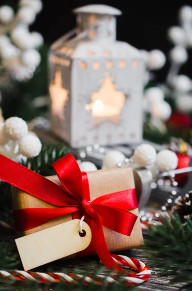 Weihnachtsstillleben Mit Laterne Geschenkbox Und Weihnachtsdekoration Auf Holzgrund — Stockfoto