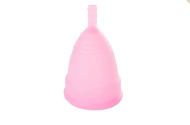 Pembe adet Kupası beyaz arka plan üzerinde kadın Hijyen Intimate dönem ürünleri izole.