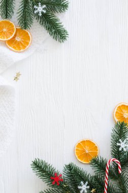 Noel süslemeleri ve çam dalları Beyaz ahşap tahta üzerinde arka plan. Noel natürmort.