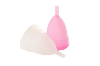 Pembe ve beyaz adet su bardağı beyaz arka plan üzerinde kadın Hijyen Intimate dönem ürünleri izole.
