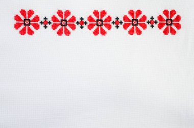 Öğe üzerinde kırmızı ve siyah pamuk iş parçacıkları tarafından beyaz keten el yapımı nakış. Etnik dokular tasarımı. Desen Craft tarafından çapraz dikiş nakış. Nakış ile arka plan. Geometrik halk süsleme.