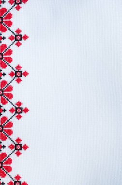 Öğe üzerinde kırmızı ve siyah pamuk iş parçacıkları tarafından beyaz keten el yapımı nakış. Etnik dokular tasarımı. Desen Craft tarafından çapraz dikiş nakış. Nakış ile arka plan. Geometrik halk süsleme.