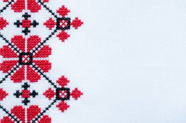 Öğe üzerinde kırmızı ve siyah pamuk iş parçacıkları tarafından beyaz keten el yapımı nakış. Etnik dokular tasarımı. Desen Craft tarafından çapraz dikiş nakış. Nakış ile arka plan. Geometrik halk süsleme.