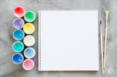 Boş beyaz kağıt sayfası, fırçalar ve boya. Çizim için alay. Yukarıdan görüntüleyin. Kopya alanı