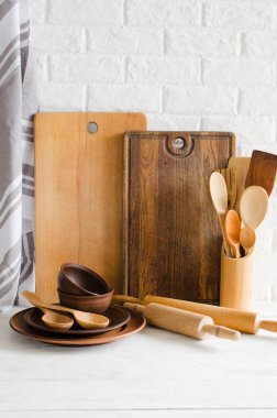 Basit bir kırsal mutfak malzemesi: seramik tabaklar, ahşap ya da bambu çatal bıçak takımı, mutfak içinde tahta ve havlu. Kırsal tarzda. Ev Mutfağı Dekorasyonu.