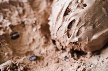 Lezzetli çikolatalı dondurma topu ile kepçe, yakın çekim