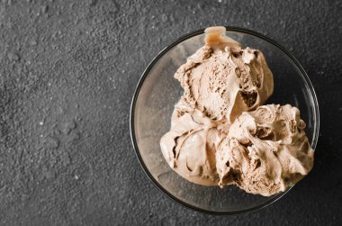 Ev yapımı çikolatalı dondurma karanlık bir arka plan üzerine bir tabak. Üstten Görünüm.