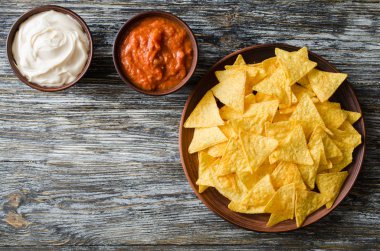 Baharatlı domates ve peynir sosları ile nachos Mısır cips.