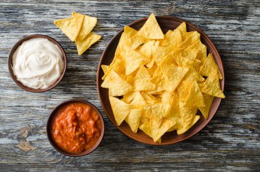 Baharatlı domates ve peynir sosları ile nachos Mısır cips.