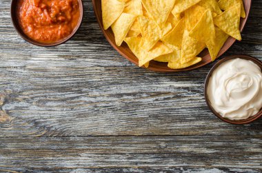 Baharatlı domates ve peynir sosları ile nachos Mısır cips.