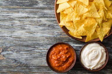 Baharatlı domates ve peynir sosları ile nachos Mısır cips.