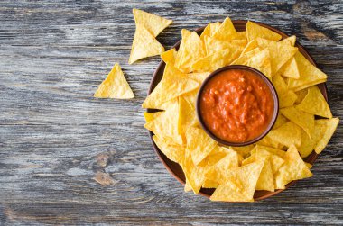 Baharatlı domates sosu ile nachos Mısır cips.