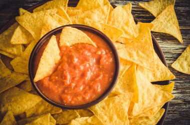 Baharatlı domates sosu ile nachos Mısır cips.