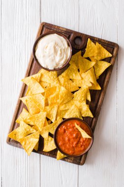 Baharatlı domates ve peynir sosları ile nachos Mısır cips.