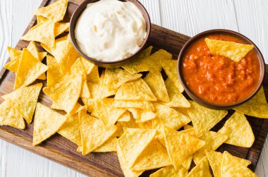 Baharatlı domates ve peynir sosları ile nachos Mısır cips.