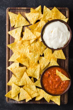 Baharatlı domates ve peynir sosları ile nachos Mısır cips.