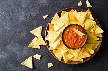 Baharatlı domates sosu ile nachos Mısır cips.