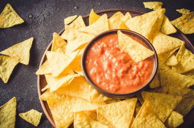 Baharatlı domates sosu ile nachos Mısır cips.