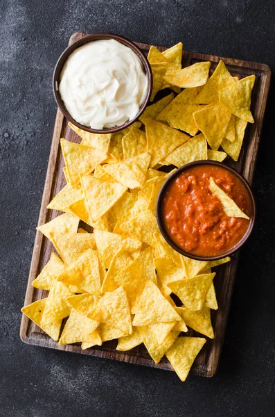 Baharatlı domates ve peynir sosları ile nachos Mısır cips.