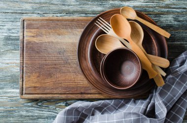 Vintage ahşap arka planda basit rustik mutfak.