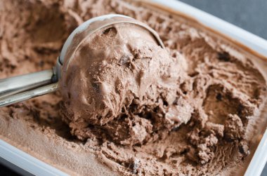 Lezzetli çikolata dondurma topu ile Scoop