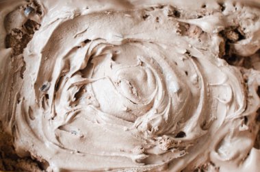 Çikolata dondurması eritme dokusu. Kahverengi arka plan.