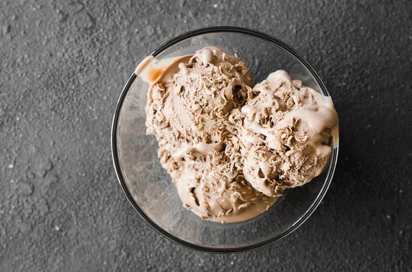 A plate of homemade chocolate ice cream with chocolate chips. — Stock Photo, Image