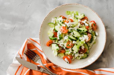Taze sebzelerin sağlıklı sebze salatası. Öğle yemeği için diyet menüsü.