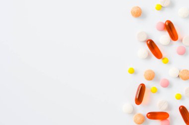 Çeşitli renkli tabletler, haplar, beyaz arka planda ilaçlar. İlaç ve sağlık konsepti.