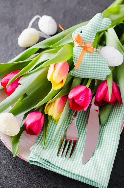 Mesa de Pascua con ramo de tulipanes y cubiertos . — Foto de Stock
