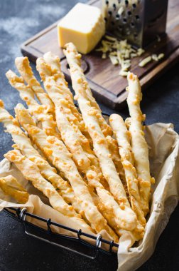 Peynir çubuğu. Koyu arka planda peynir ile breadsticks. Snack veya parti zamanı için konsept