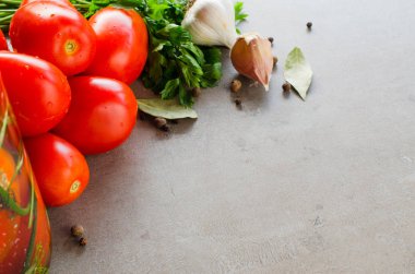 Preparat, sebze, sarımsak, tuz ve baharatlarla Marine edilmiş koruma domatesleri.