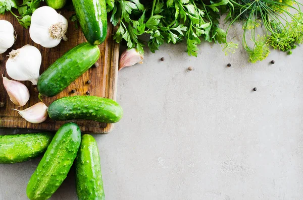 Preparat, sebze, sarımsak, tuz ve baharatlarla Marine edilmiş koruma salatalıklar.