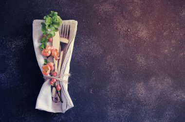 Koyu bir arka plan üzerinde narin çiçekler ile Vintage masa ayarı