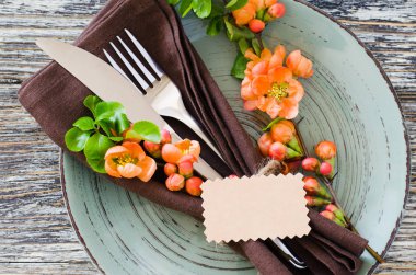 Rustik eskip li masada narin çiçekler ve etiket ile Vintage masa ayarı.