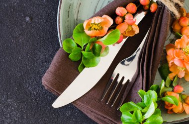 Rustik eskip masa üzerinde narin çiçekler ile Vintage masa ayarı.